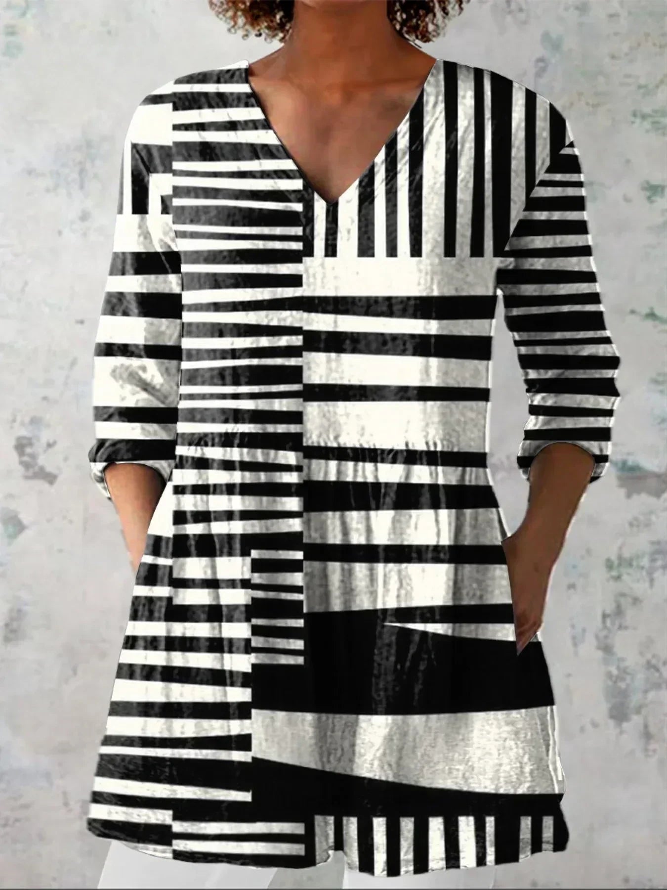 Evelyn | Abstracte Streep V-Hals Shirt